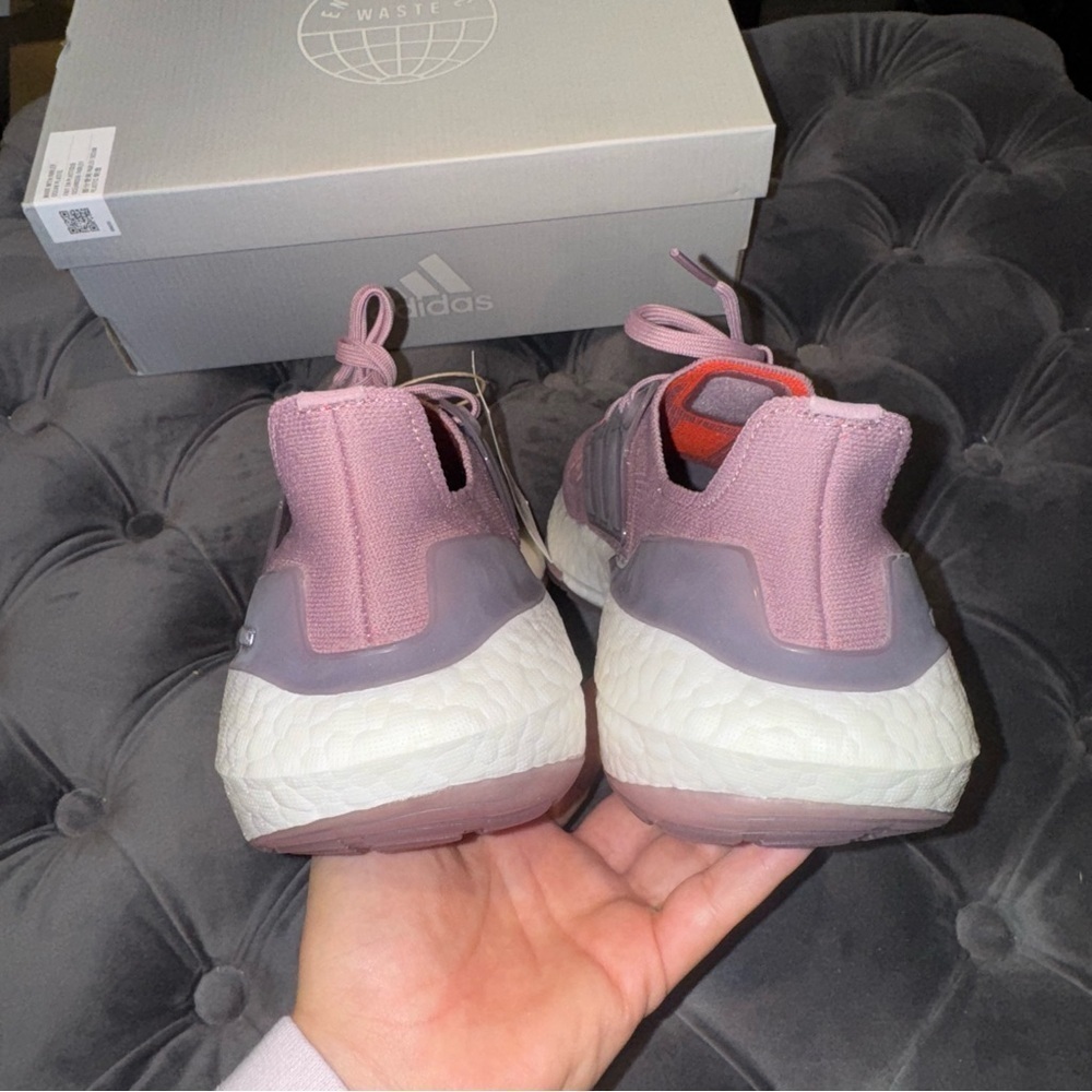 New Big Kid’s Size 6 Adidas Ultra Boost 22 'Magic Mauve' Sneakers - Picture 5 of 8